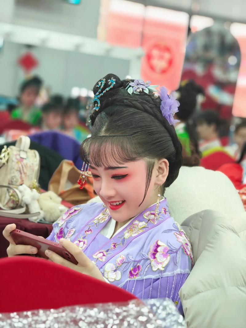 省春晚后台 经纪、妆造、道具爸爸、助理妈妈，一台演出的烟火人间